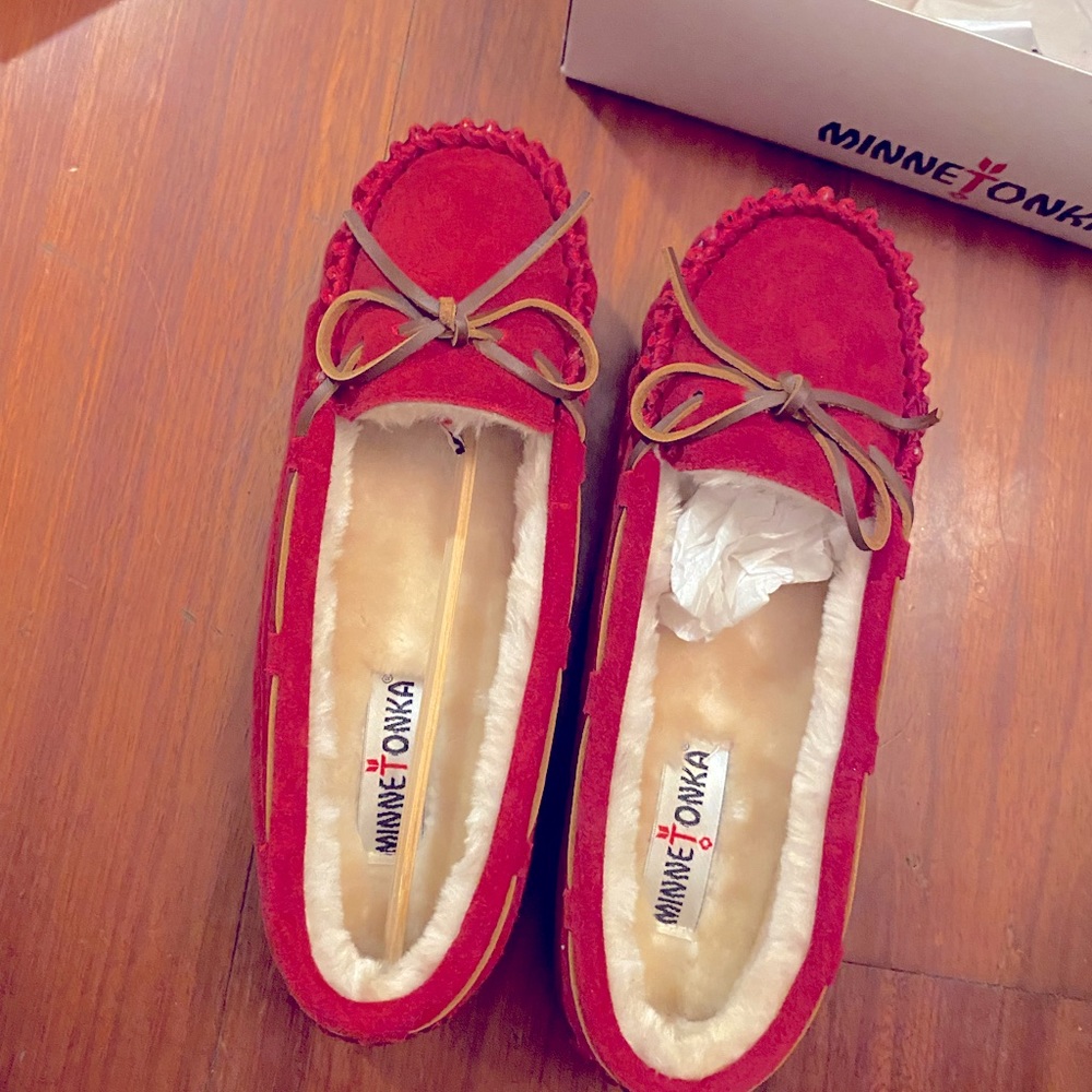 Minnetonka Made By Hand, Moccasins, Red Size 9